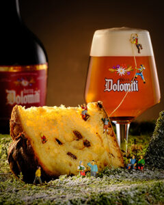 Foto di Natale per Birra Dolomiti in stile Diorama, con Birra e Panettone