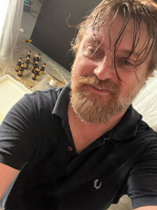 Marco Tortato immerso nella Birra Castello durante un servizio fotografico