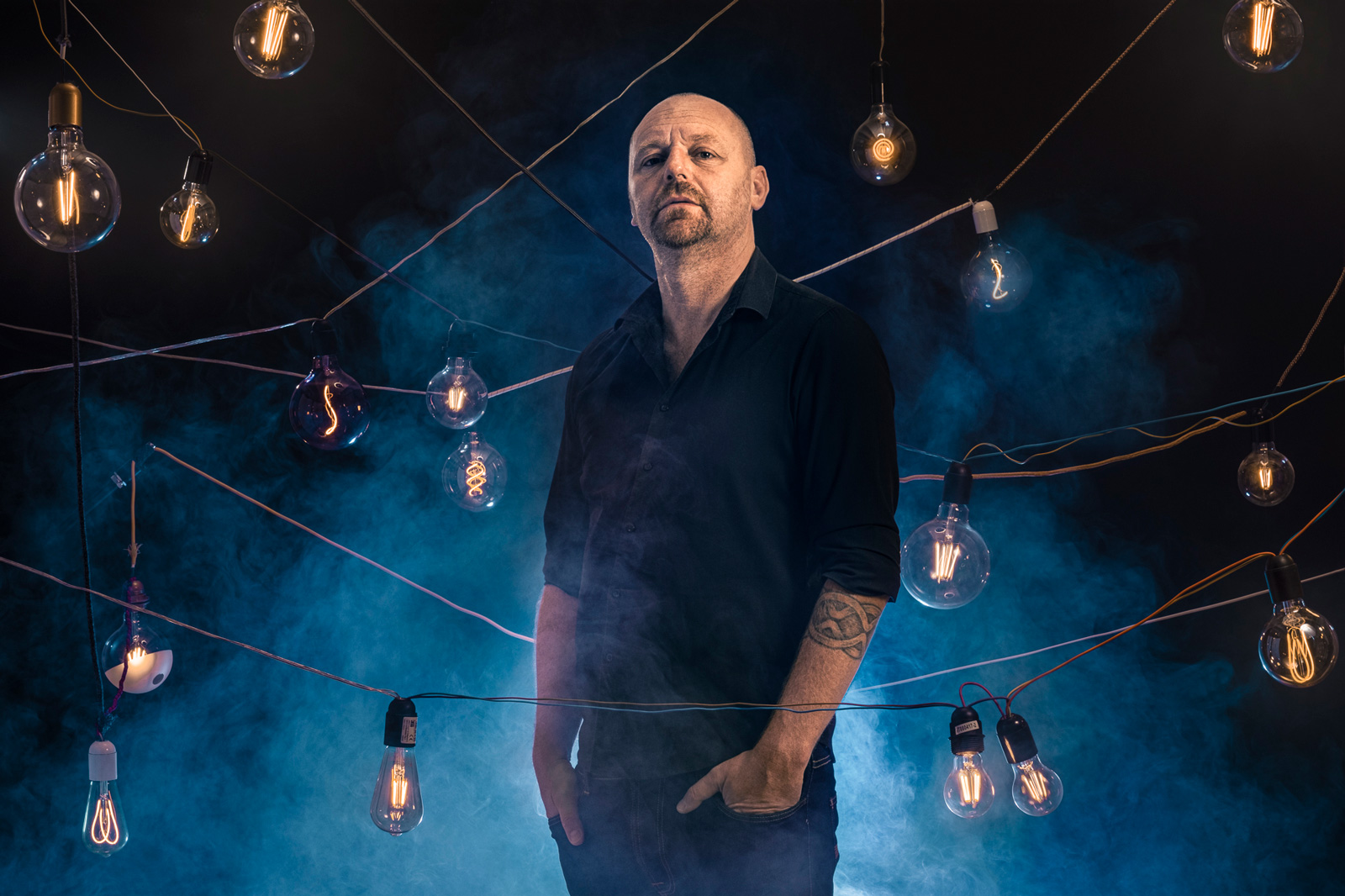 Ritratto di Enrico Corradini in studio con lampadine e fumo