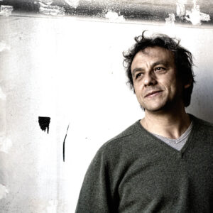 Ritratto del pittore Marco Tirelli nel suo atelier a Roma illuminato dalla luce naturale