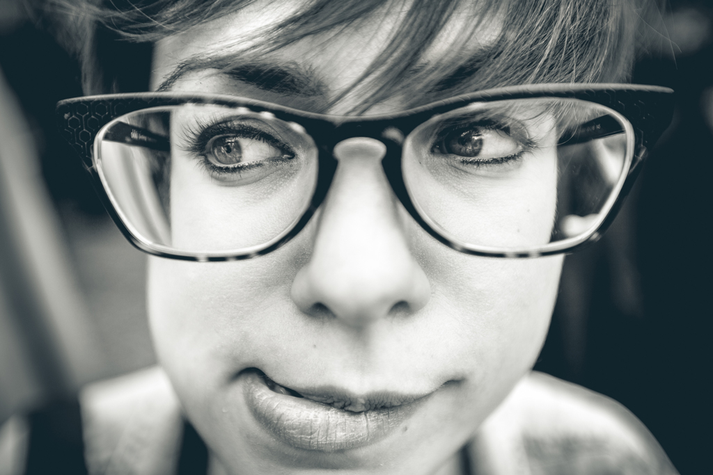 Ritratto fotografico di donna con occhiali